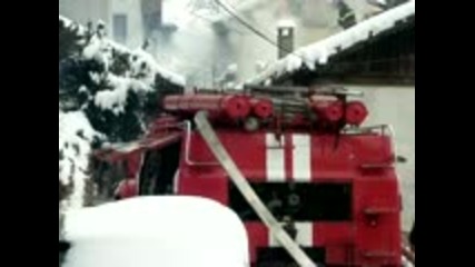 Пожар унищожи покрива на две къщи в Търново 