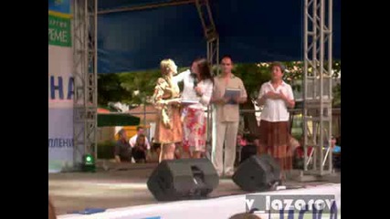 Юлияна Дончева награждава момиче на предизборен концерт в Хасково на 17.06.09