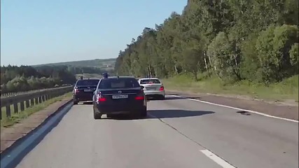 Агресията на кортеж на пътя !