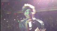 One Direction - Лиъм взима телефона на фенка и снима на сцената