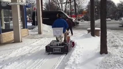 Човек седи на кенеф и чисти сняг