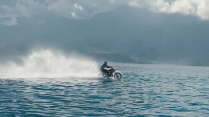 Мотоциклет Се Движи По Вода. Сериозно !