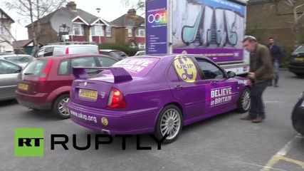 UK: UKIP leader Farage retreats to pub as protesters rally outside campaign HQ