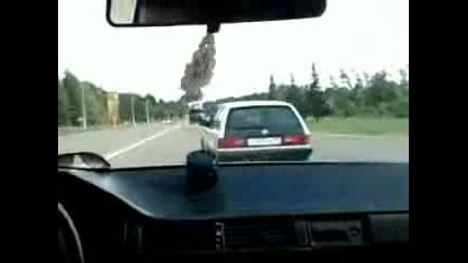 Младежи Се Надбягват С 2 Коли В Русия