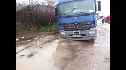 Пътна помощ Автокомплекс Димитров за затънал Mercedes Actros 06.03.2014