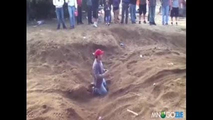 Идиот снима рали отдолу