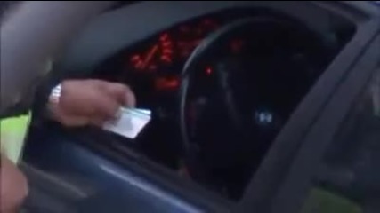 Заснеха как полицай взима подкуп в столицата - България (видео)