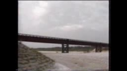 Ufo Over A River In Italy.flv
