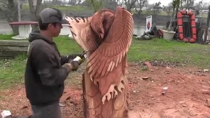 Феникс изваян от дърво с моторна резачка