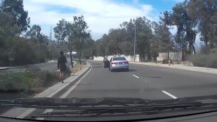 Жена спира рязко с колата на пътя, скача и почва да върви пеш, а автомобила продължава без шофьор!
