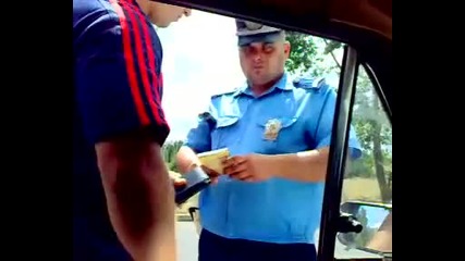Смях-полицай показва среден пръст