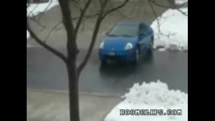 кола на заледен тротоар