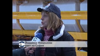 Първият сняг блокира Западна България рано сутринта, тъй като няма пари за почистване