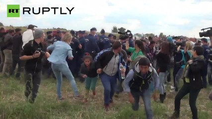 Унгарска журналистка рита бежанци бягащи от гранична полиция