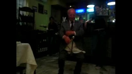 Дядка си слага черпак за хуи