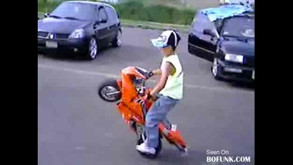 Малък пич прави трикове с моторче 