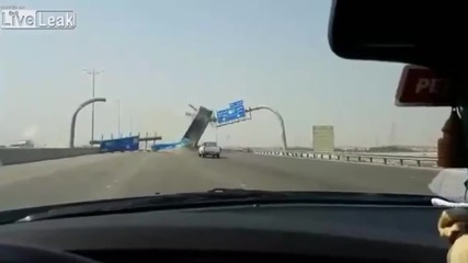 Камион отнесе знак на магистрала в Саудитска Арабия