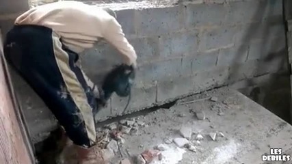 Руснак кърти бетонна плоча
