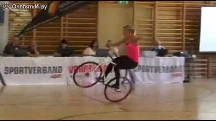 Момиче показва страхотна акробатика на колело