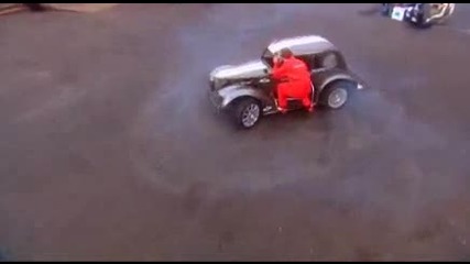 невероятно сменяне на гуми в движение