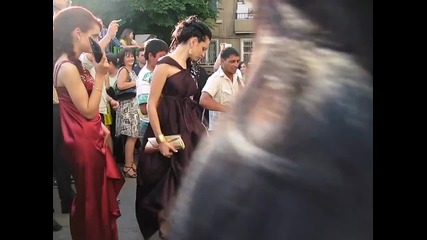 Абитуриентки танцуват на цигански тъпан в София