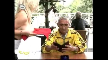 поднасяне на меню във женски гърди...смях...