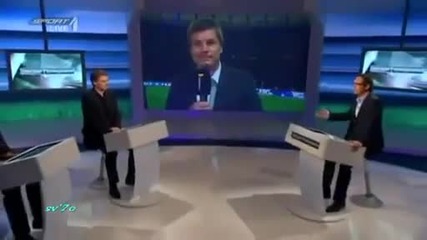 Женски футбол - Играч опипва съдята