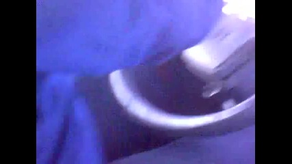 Момче показва невероятни умения зад волана на Лада 