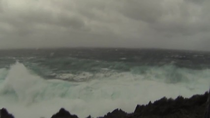 Големи вълни заради тайфун 10.10.2014