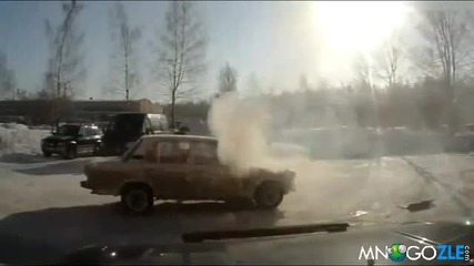Лада се самовзривява в движение