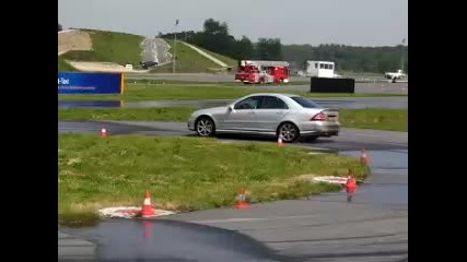 Луд дрифтира с C - Class - а