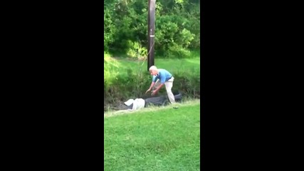 Ето как алигатор щеше да сдъвче възрастен мъж!