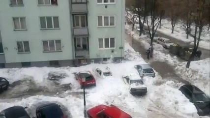 Падащ сняг върху автомобили