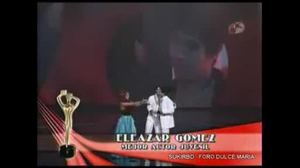 Dulce y Gonzalo entregando Premio Tvynovelas 