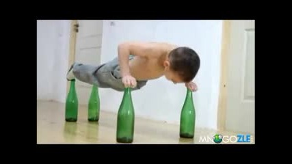 Най-силното дете прави лицеви на бутилки