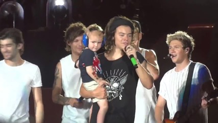 One Direction и 3-годишно момченце на сцената в Нашвил