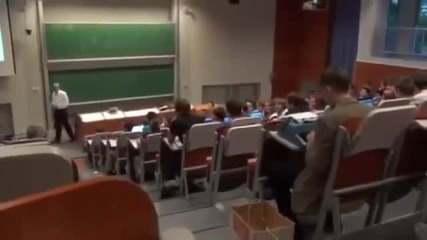Смях ... Луд студент вади пишеща машина по време на лекция !!!