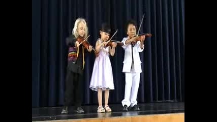 3 годишни Цигулари - Първи Концерт