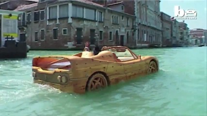 Страхотно дървено Ferrari във водите на Венеция