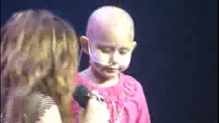 Майли Сайръс пее с малко момиченце