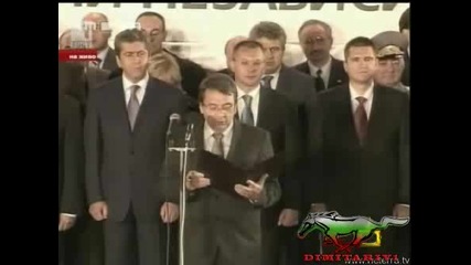 Куче Отвлиза Вниманието На Президента Първанов По Време На Празн