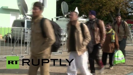 Slovenia: Refugees board buses from Brezice camp where fire broke out