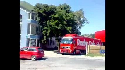 Volvo parkira v Billa Jambol 