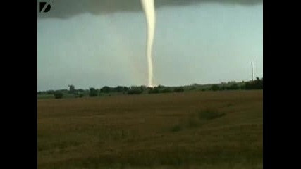 Торнадо разрушава къща!