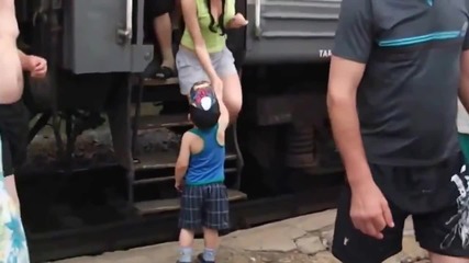 Малчуган здрависва хората слизащи от влака за добре дошли
