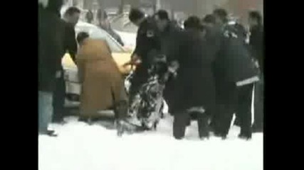 Таксиджия Повлича Жена И Чисти Снега С Нея