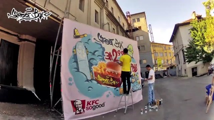 Графити артисти рисуват билбордите на Kfc