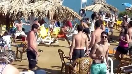 Мъже се бият на плажа за банските на queerwear.net