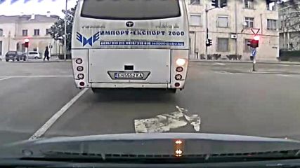 "Моята новина": Автобус преминава умишлено на червено