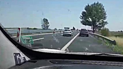 Кой как спазва закона